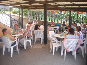 Sitzplätze und in der Sommersaison gibt es einen offenen Sommergarten mit Kapazität