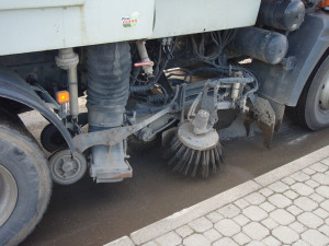 Cette machine est dotée de buses de pulvérisation frontales et latérales pour le nettoyage dans des environnements poussiéreux.